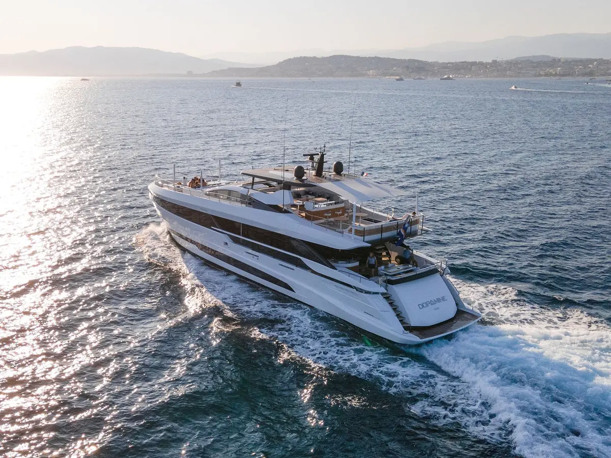 Mangusta 33, flybridge — Luxury Yachts St. Tropez, Saint-Tropez. Cap Taillat en filée, retour avant le coucher du soleil