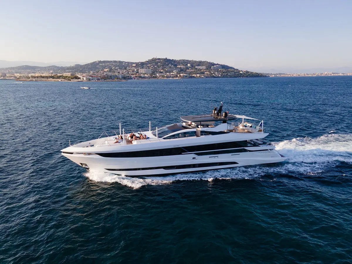 Mangusta 33, extérieur — Luxury Yachts St. Tropez, Saint-Tropez. Cap Taillat en filée, retour avant le coucher du soleil