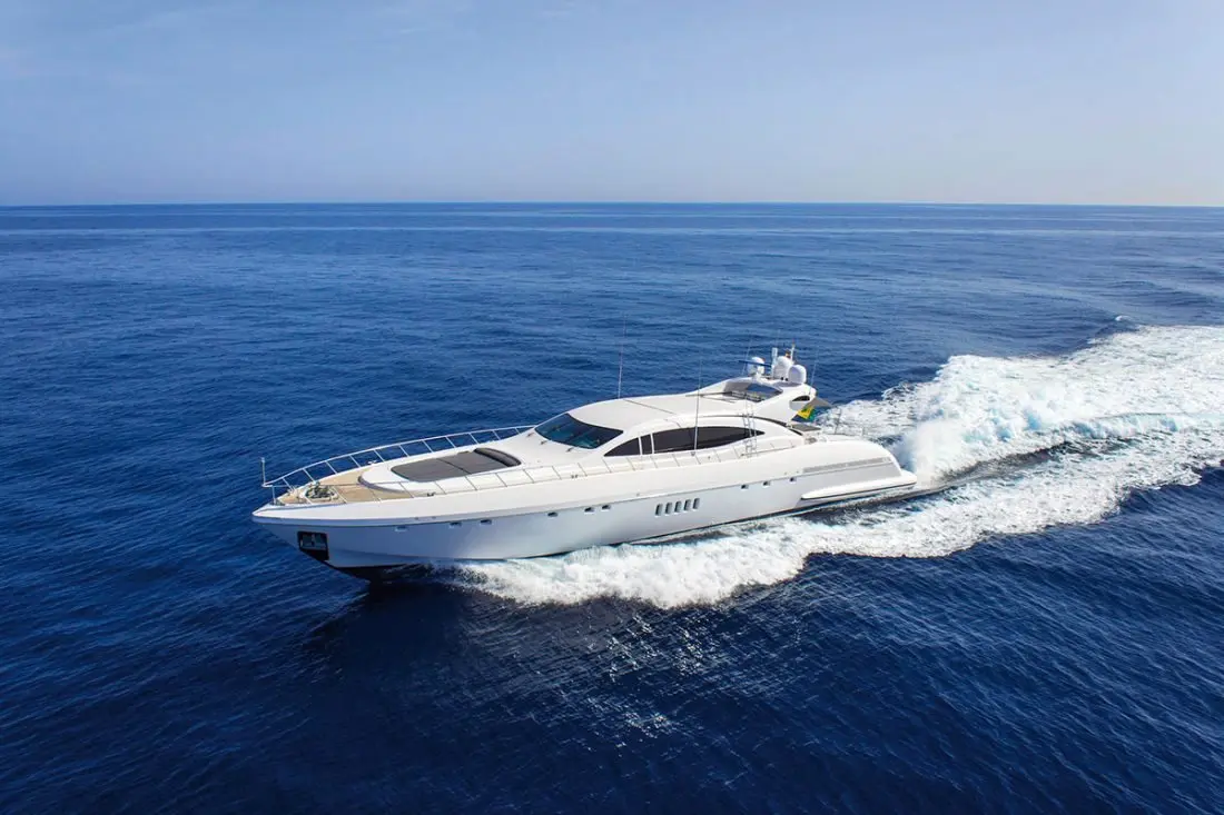 Mangusta 108 — Luxury Yachts St. Tropez, Saint-Tropez. Du Gaou à Pampelonne, coque rapide, allure franche