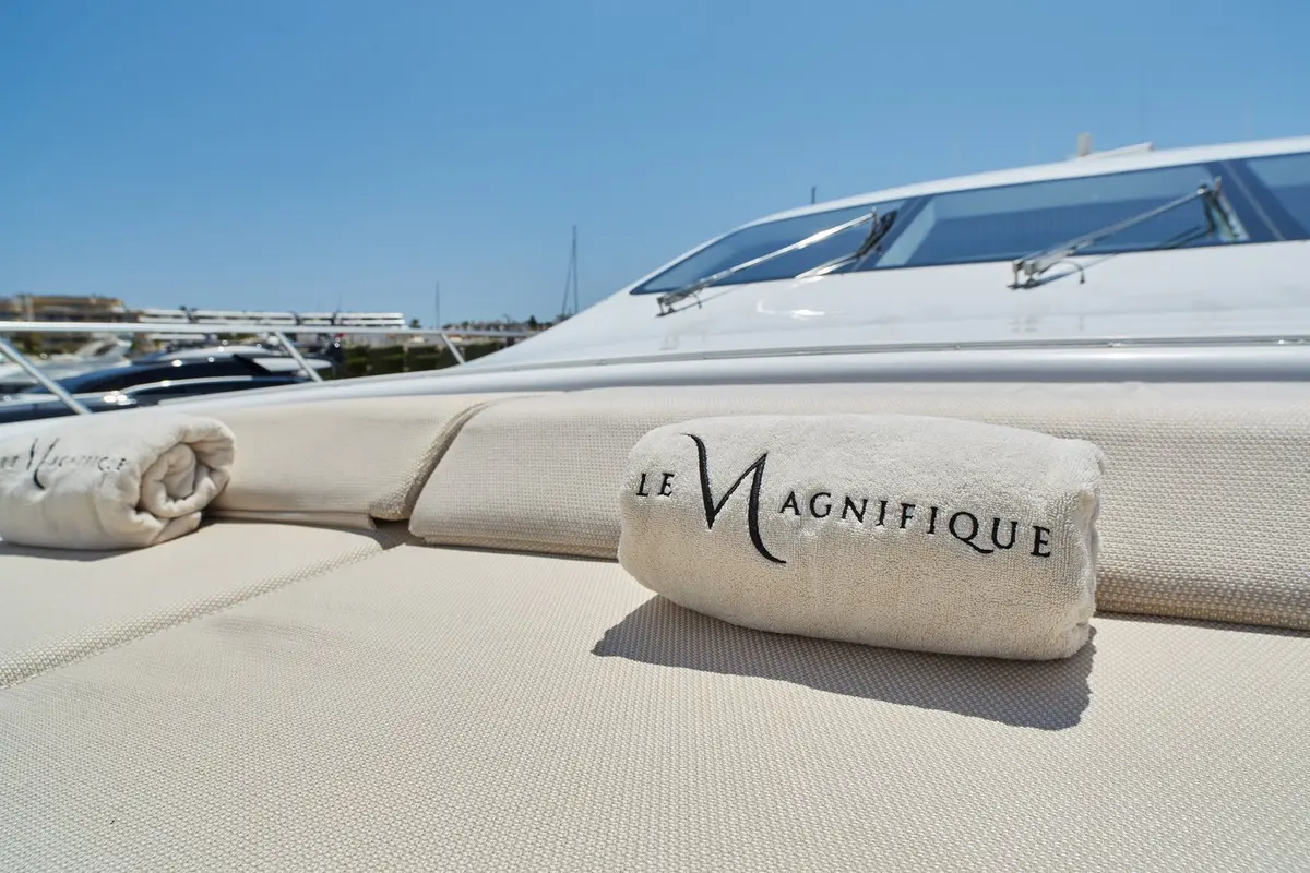 Mangusta 108, extérieur — Luxury Yachts St. Tropez, Saint-Tropez. Du Gaou à Pampelonne, coque rapide, allure franche