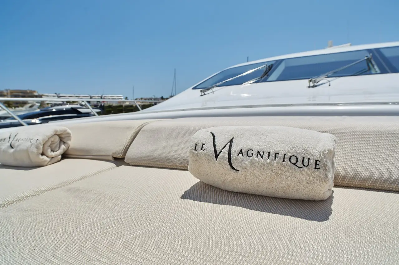 Mangusta 108, extérieur — Luxury Yachts St. Tropez, Saint-Tropez. Du Gaou à Pampelonne, coque rapide, allure franche