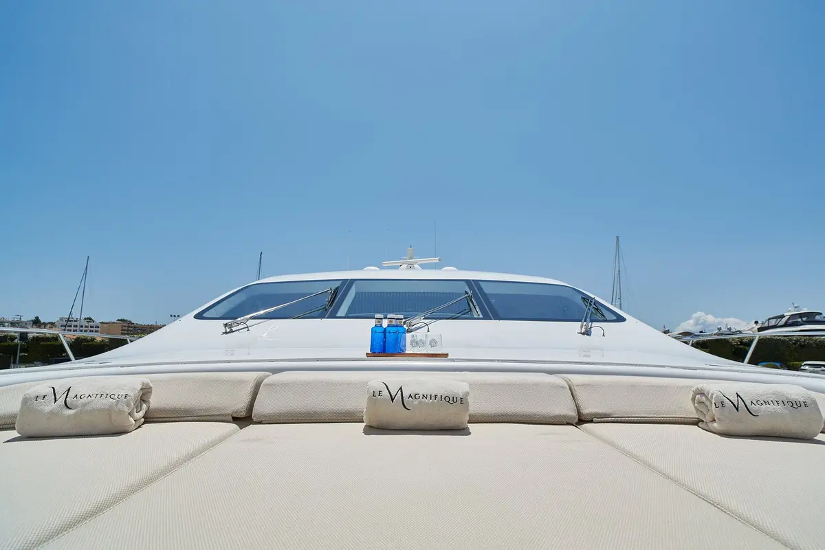 Mangusta 108, pont principal — Luxury Yachts St. Tropez, Saint-Tropez. Du Gaou à Pampelonne, coque rapide, allure franche