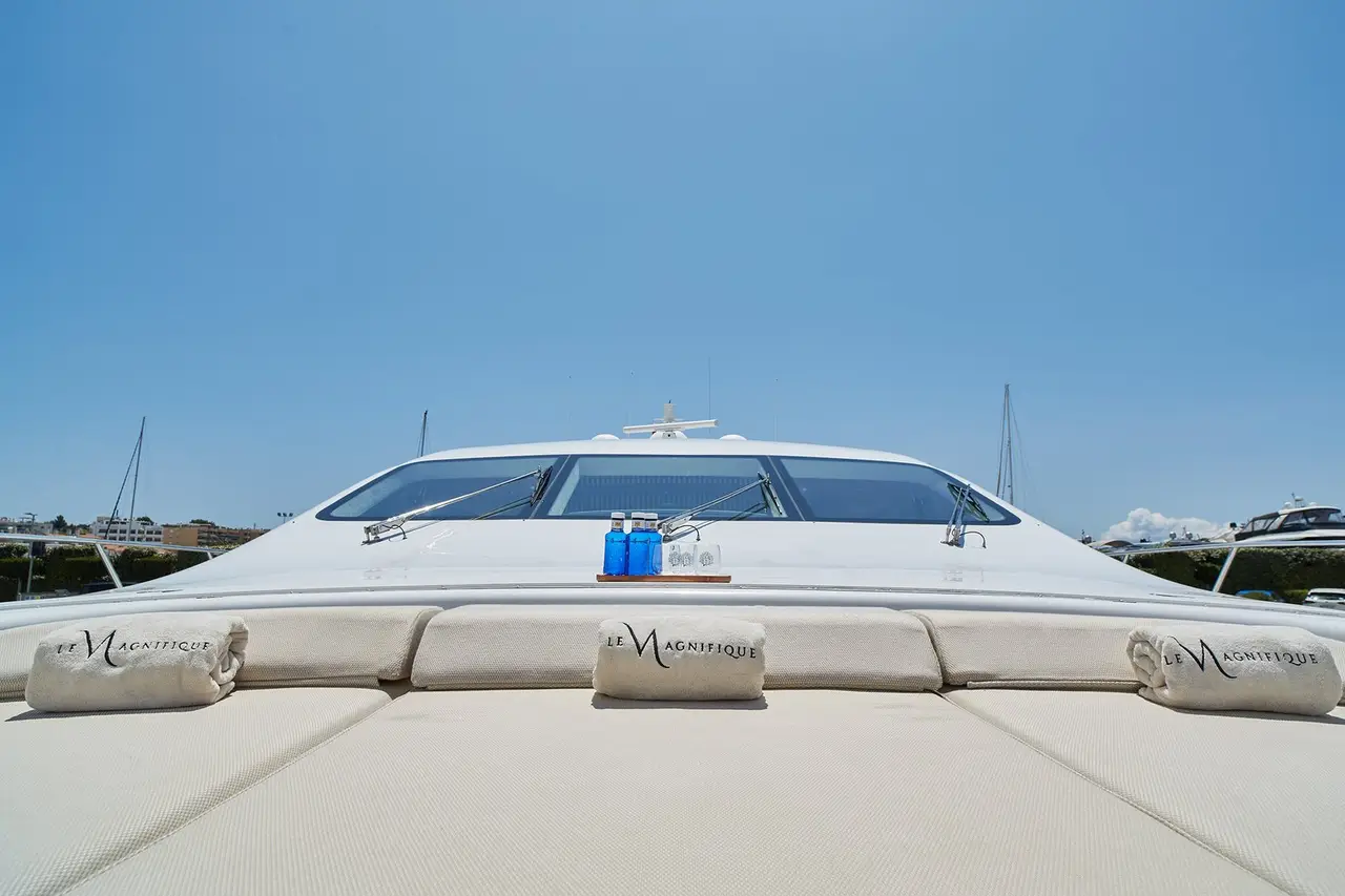 Mangusta 108, pont principal — Luxury Yachts St. Tropez, Saint-Tropez. Du Gaou à Pampelonne, coque rapide, allure franche