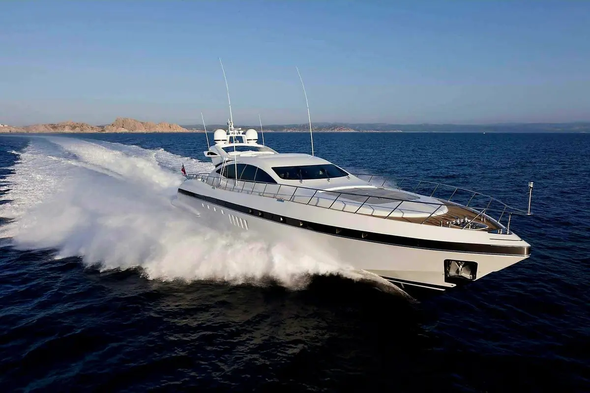 Mangusta 92, exterior — Luxury Yachts St. Tropez, Saint-Tropez. Casco deportivo y velocidad para rutas cortas del golfo
