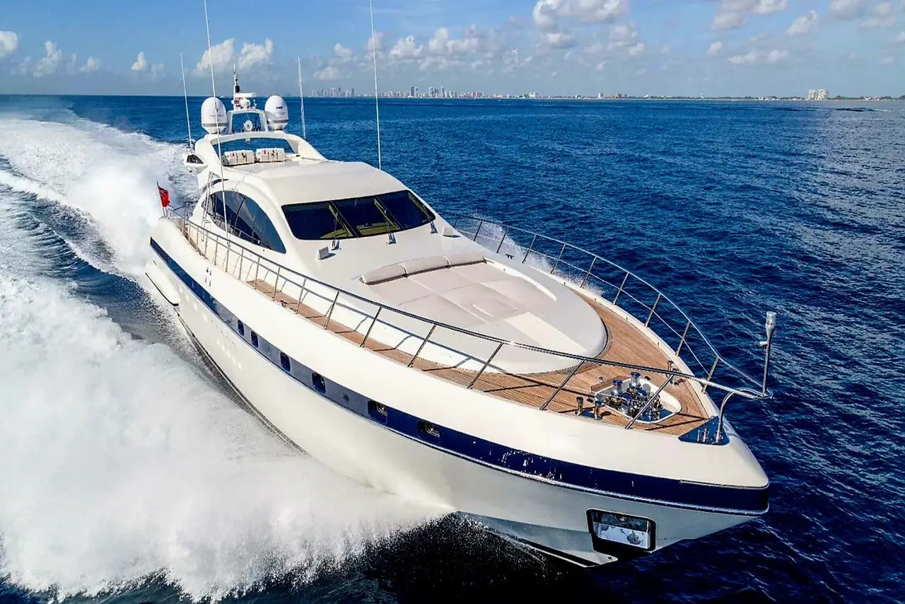 Mangusta 92, extérieur — Luxury Yachts St. Tropez, Saint-Tropez. Coque sportive de 28 mètres taillée pour la vitesse
