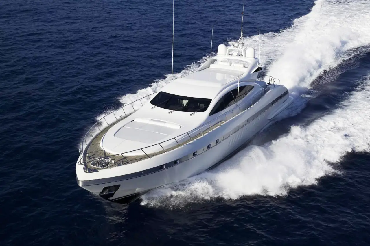 Mangusta 92, pont principal — Luxury Yachts St. Tropez, Saint-Tropez. Coque sportive de 28 mètres taillée pour la vitesse