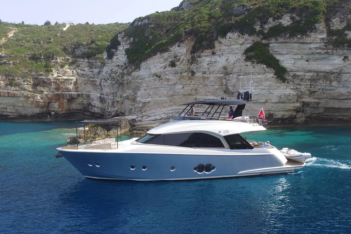 MCY66 — Luxury Yachts St. Tropez, Saint-Tropez. Du Golfe à Pampelonne, croisière fluide en petit comité