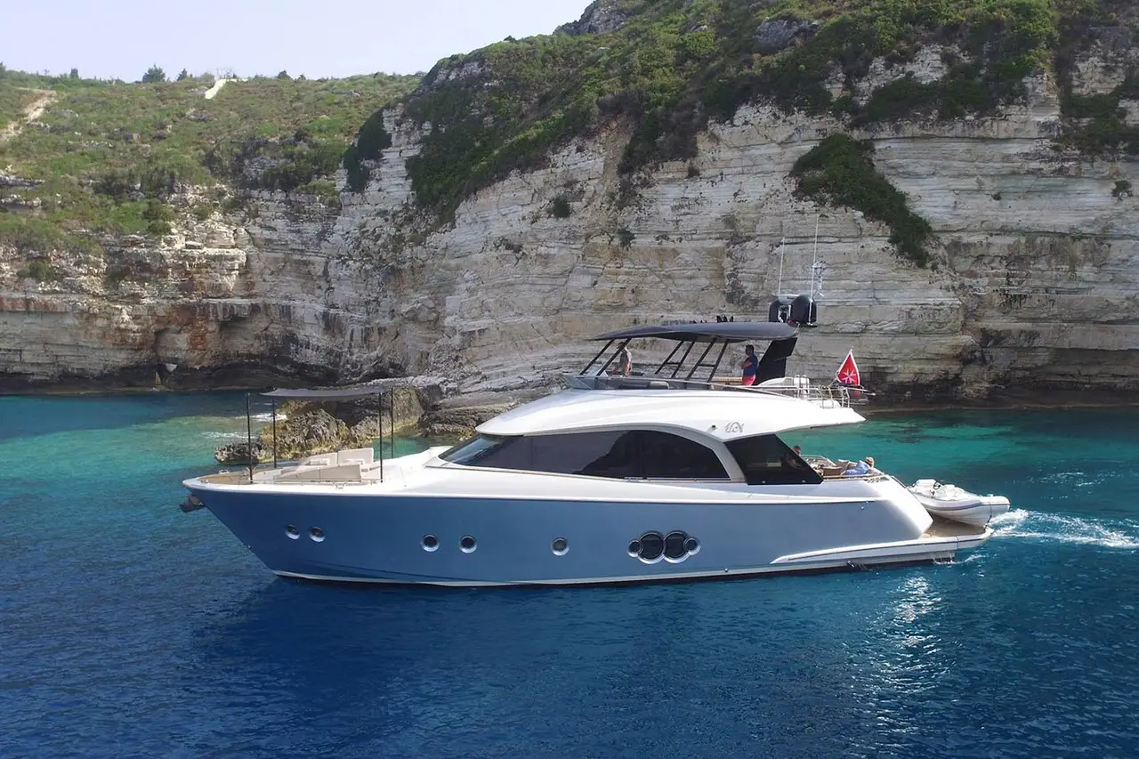 MCY66 — Luxury Yachts St. Tropez, Saint-Tropez. Du Golfe à Pampelonne, croisière fluide en petit comité