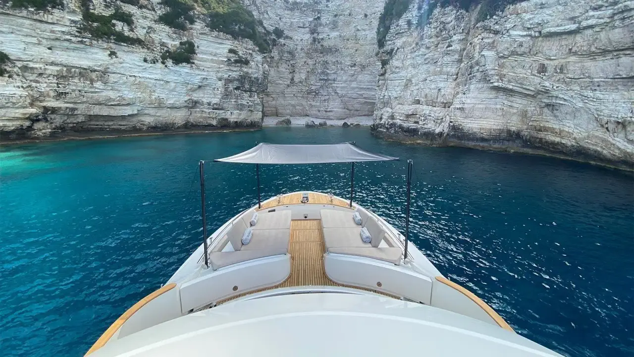 MCY66, extérieur — Luxury Yachts St. Tropez, Saint-Tropez. Du Golfe à Pampelonne, croisière fluide en petit comité