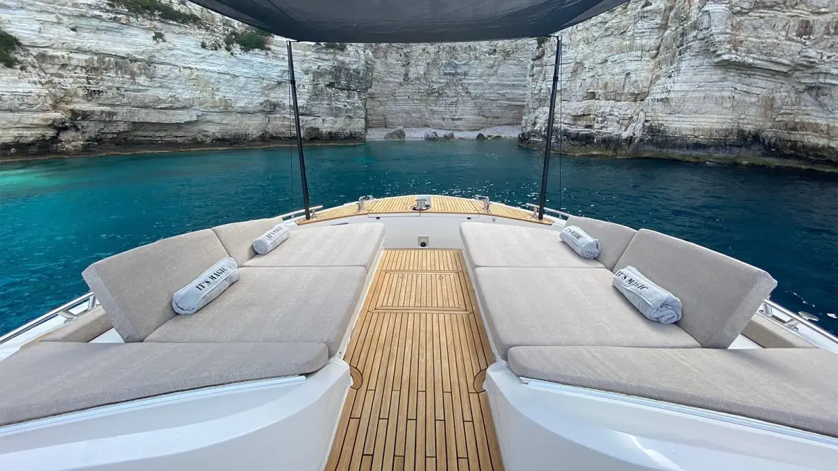 MCY66, pont principal — Luxury Yachts St. Tropez, Saint-Tropez. Du Golfe à Pampelonne, croisière fluide en petit comité