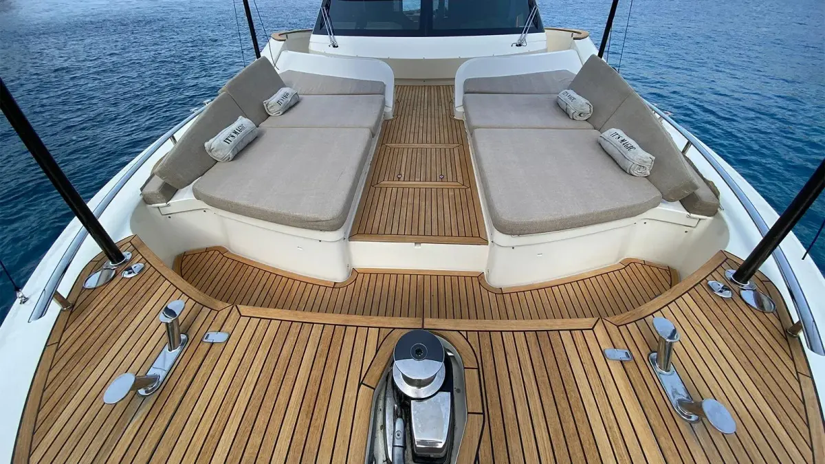 MCY66, pont arrière — Luxury Yachts St. Tropez, Saint-Tropez. Du Golfe à Pampelonne, croisière fluide en petit comité