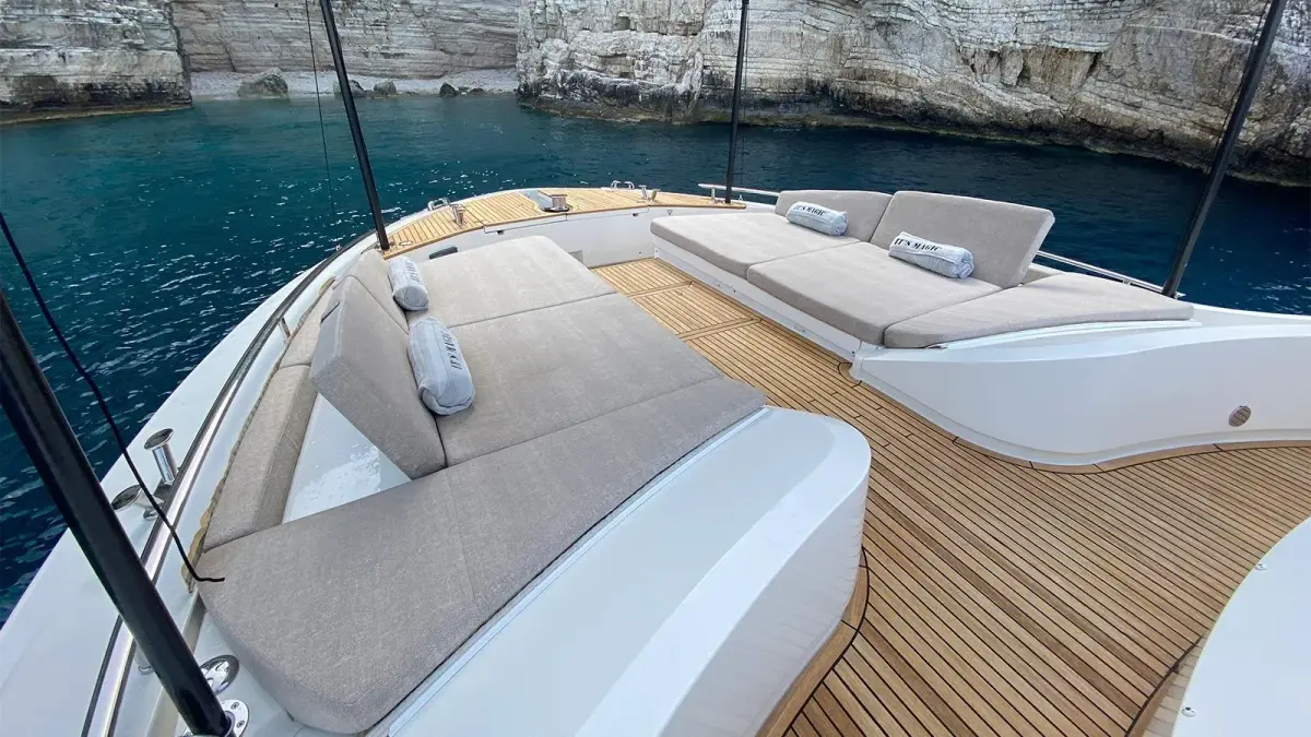 MCY66, salon — Luxury Yachts St. Tropez, Saint-Tropez. Du Golfe à Pampelonne, croisière fluide en petit comité