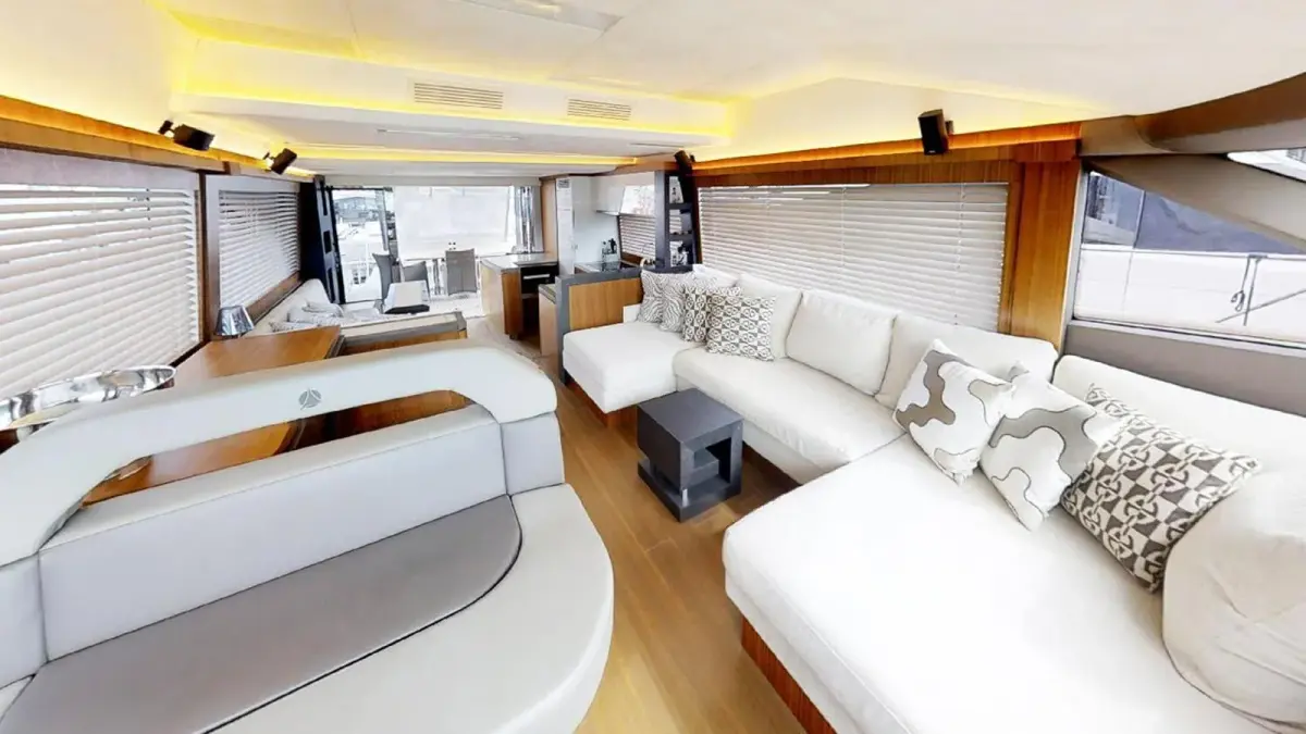 MCY66, flybridge — Luxury Yachts St. Tropez, Saint-Tropez. Du Golfe à Pampelonne, croisière fluide en petit comité