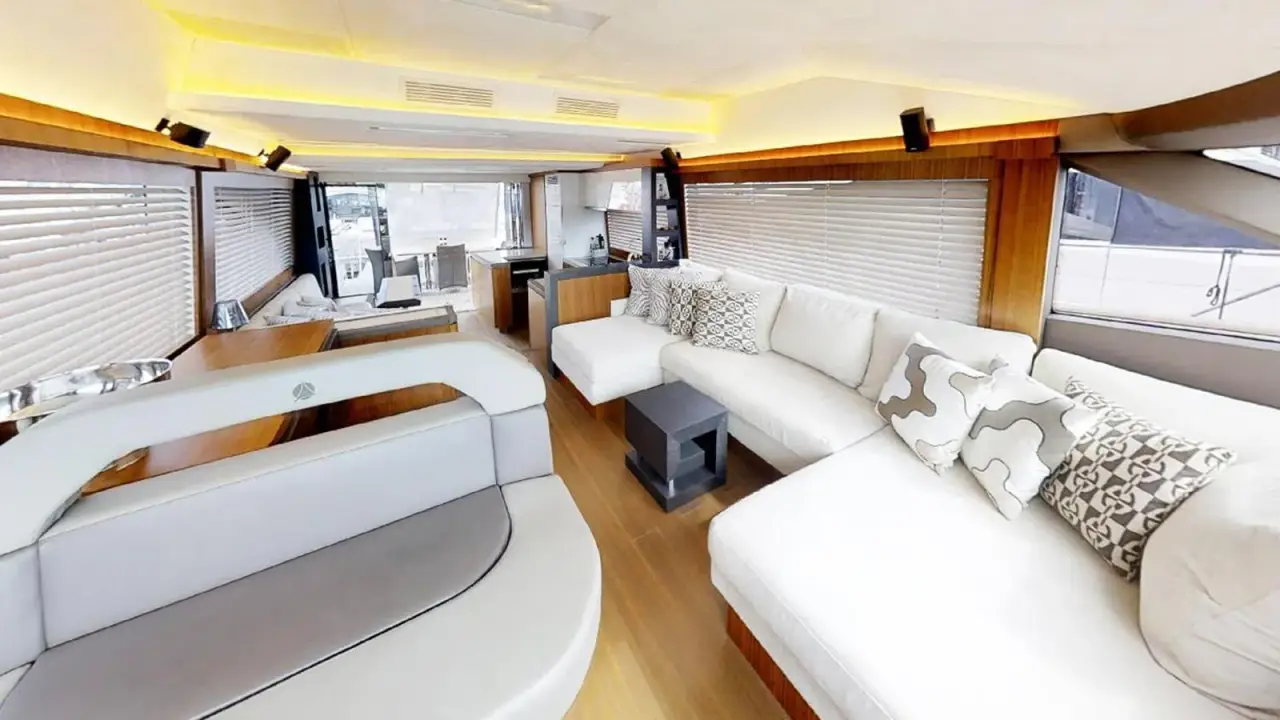 MCY66, flybridge — Luxury Yachts St. Tropez, Saint-Tropez. Du Golfe à Pampelonne, croisière fluide en petit comité