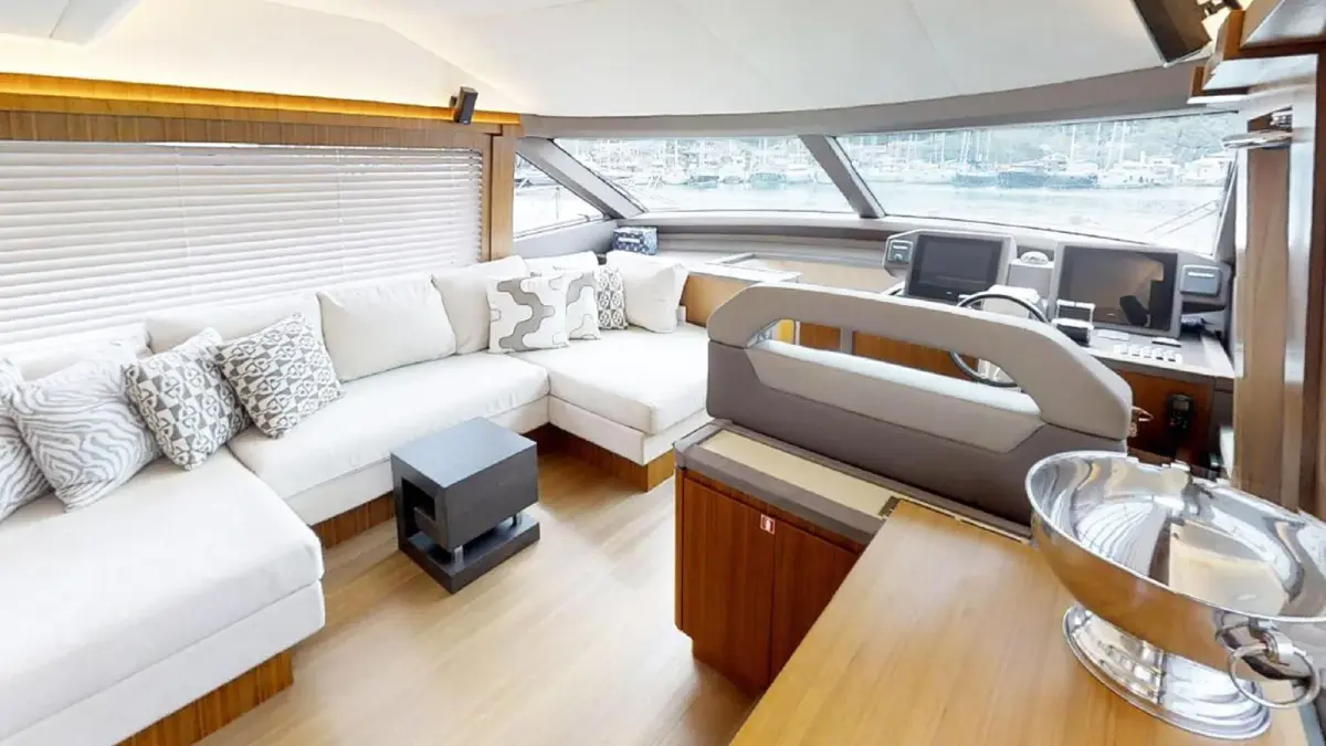 MCY66, extérieur — Luxury Yachts St. Tropez, Saint-Tropez. Du Golfe à Pampelonne, croisière fluide en petit comité