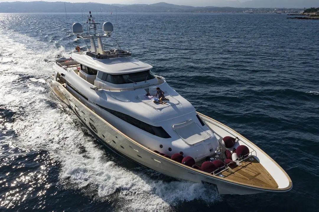Navetta 33, pont principal — Luxury Yachts St. Tropez, Saint-Tropez. Vers Porquerolles, à l'allure paisible d'une coque displacement