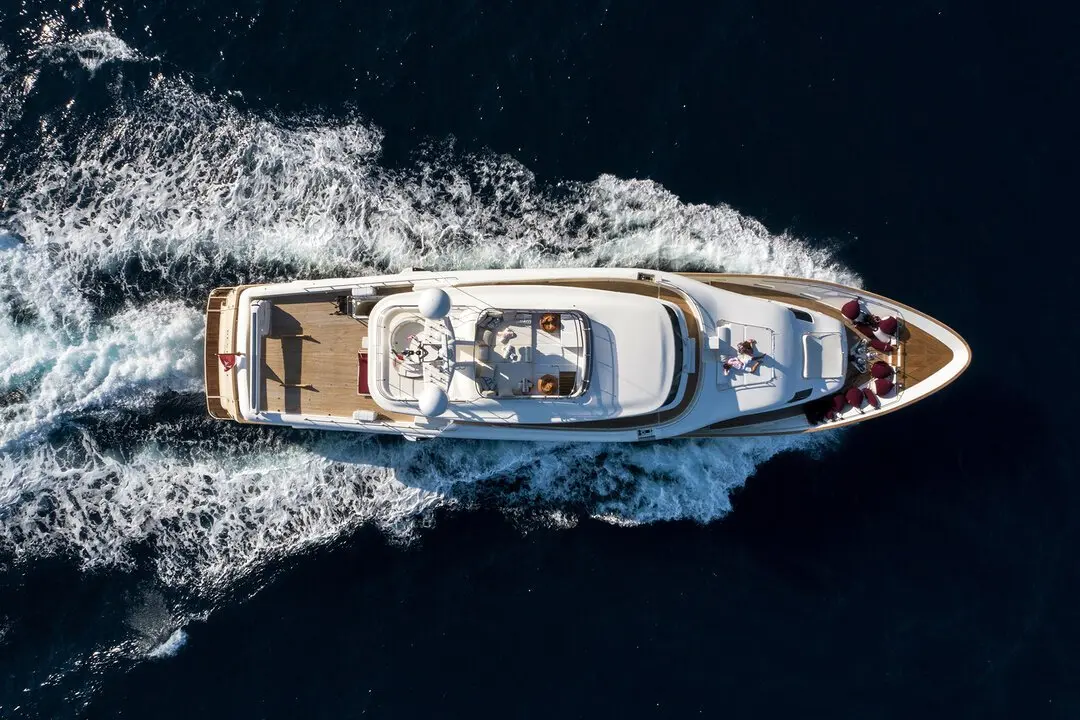 Navetta 33, pont arrière — Luxury Yachts St. Tropez, Saint-Tropez. Vers Porquerolles, à l'allure paisible d'une coque displacement