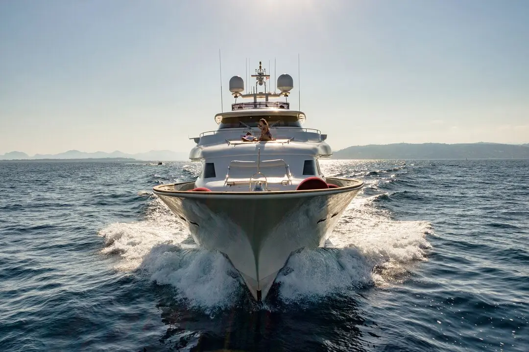 Navetta 33, salon — Luxury Yachts St. Tropez, Saint-Tropez. Vers Porquerolles, à l'allure paisible d'une coque displacement