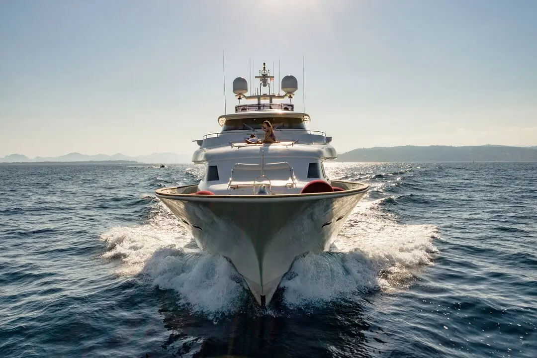Navetta 33, salon — Luxury Yachts St. Tropez, Saint-Tropez. Vers Porquerolles, à l'allure paisible d'une coque displacement