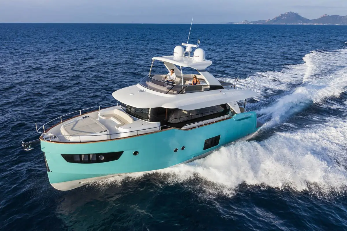 Navetta 58, exterior — Luxury Yachts St. Tropez, Saint-Tropez. Casco trawler estable para un atardecer sin prisas