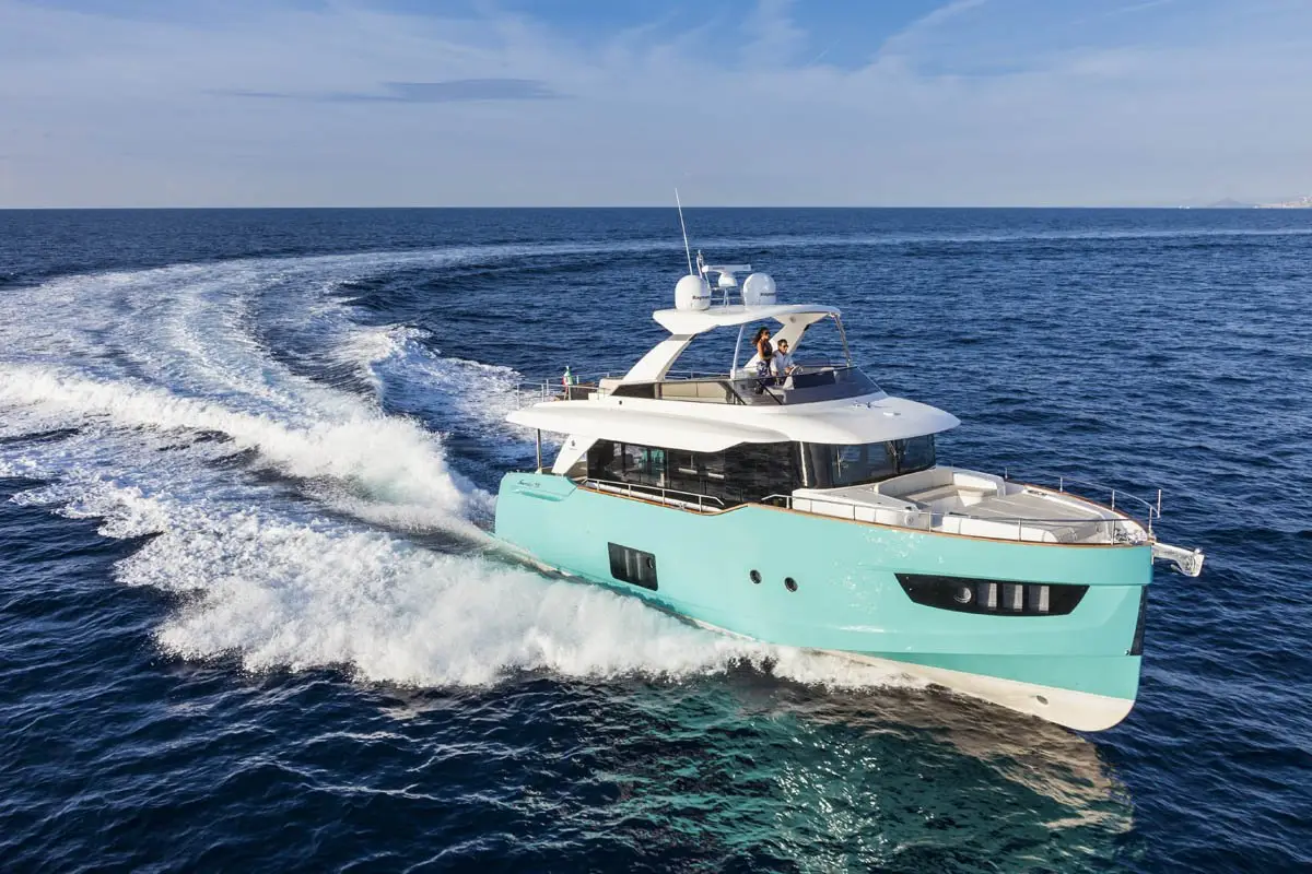 Navetta 58, exterior — Luxury Yachts St. Tropez, Saint-Tropez. Casco trawler estable para un atardecer sin prisas