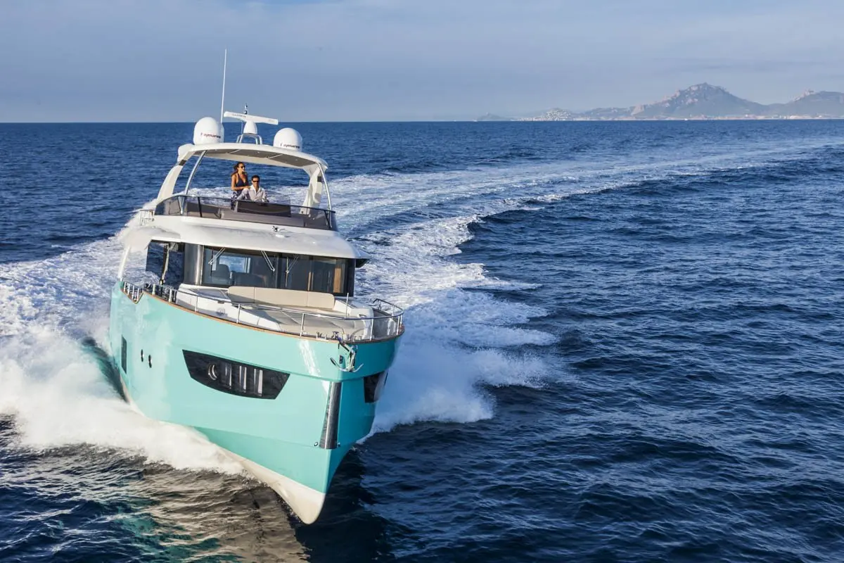 Navetta 58, cubierta de popa — Luxury Yachts St. Tropez, Saint-Tropez. Casco trawler estable para un atardecer sin prisas