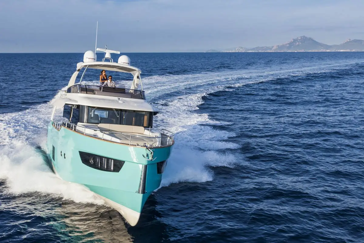 Navetta 58, cubierta principal — Luxury Yachts St. Tropez, Saint-Tropez. Casco trawler estable para un atardecer sin prisas