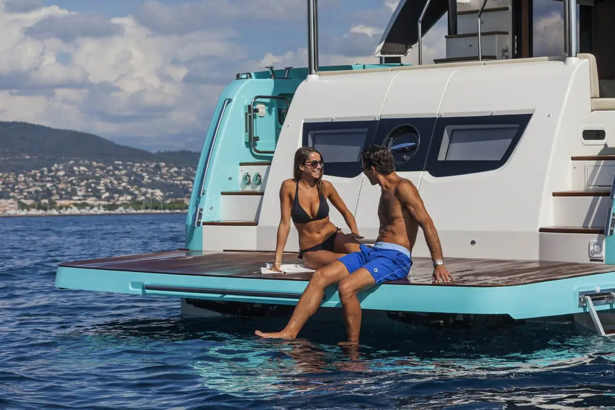 Navetta 58, cubierta de popa — Luxury Yachts St. Tropez, Saint-Tropez. Casco trawler estable para un atardecer sin prisas