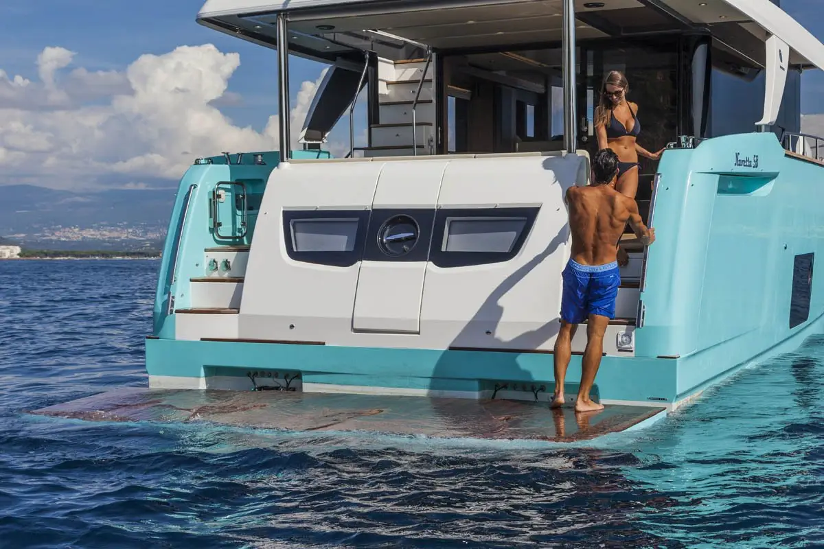 Navetta 58, salón — Luxury Yachts St. Tropez, Saint-Tropez. Casco trawler estable para un atardecer sin prisas