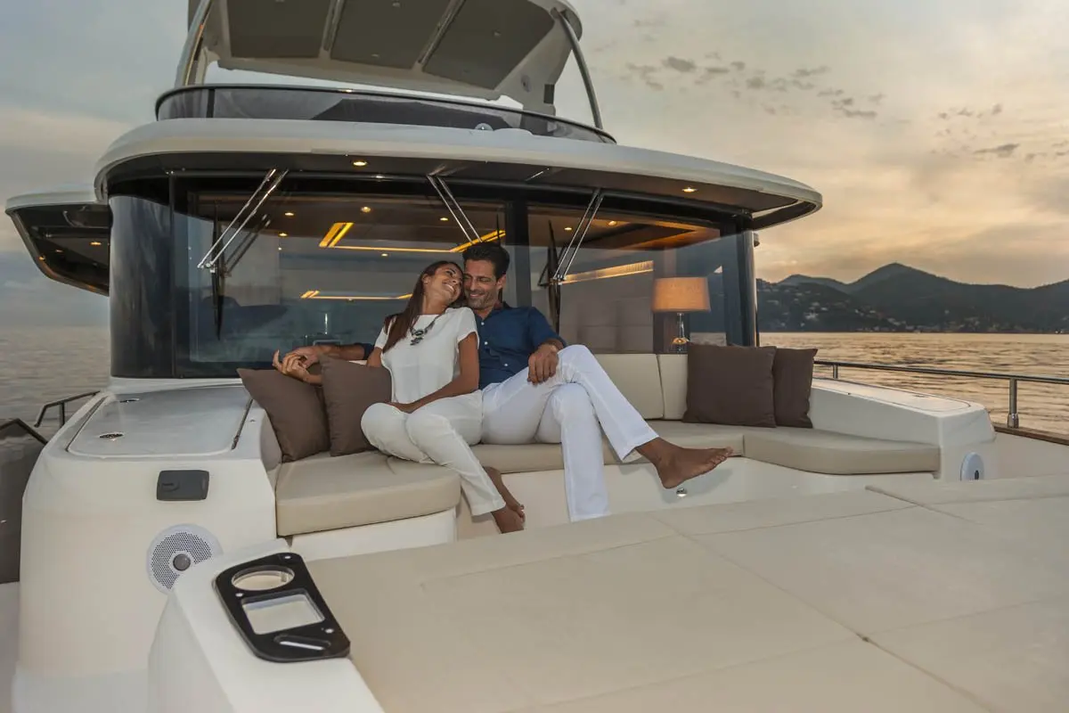 Navetta 58, flybridge — Luxury Yachts St. Tropez, Saint-Tropez. Casco trawler estable para un atardecer sin prisas