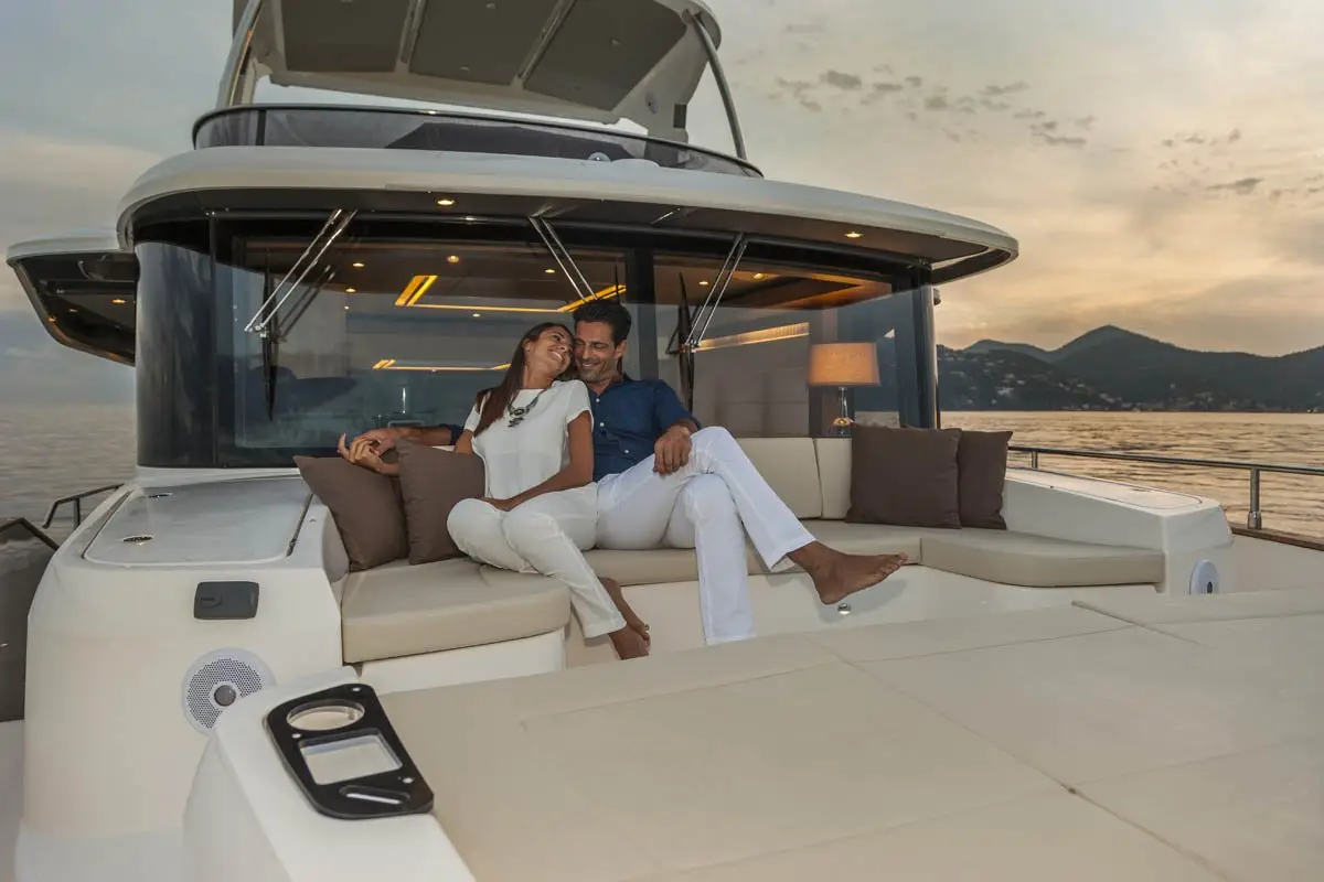 Navetta 58, camarote principal — Luxury Yachts St. Tropez, Saint-Tropez. Casco trawler estable para un atardecer sin prisas