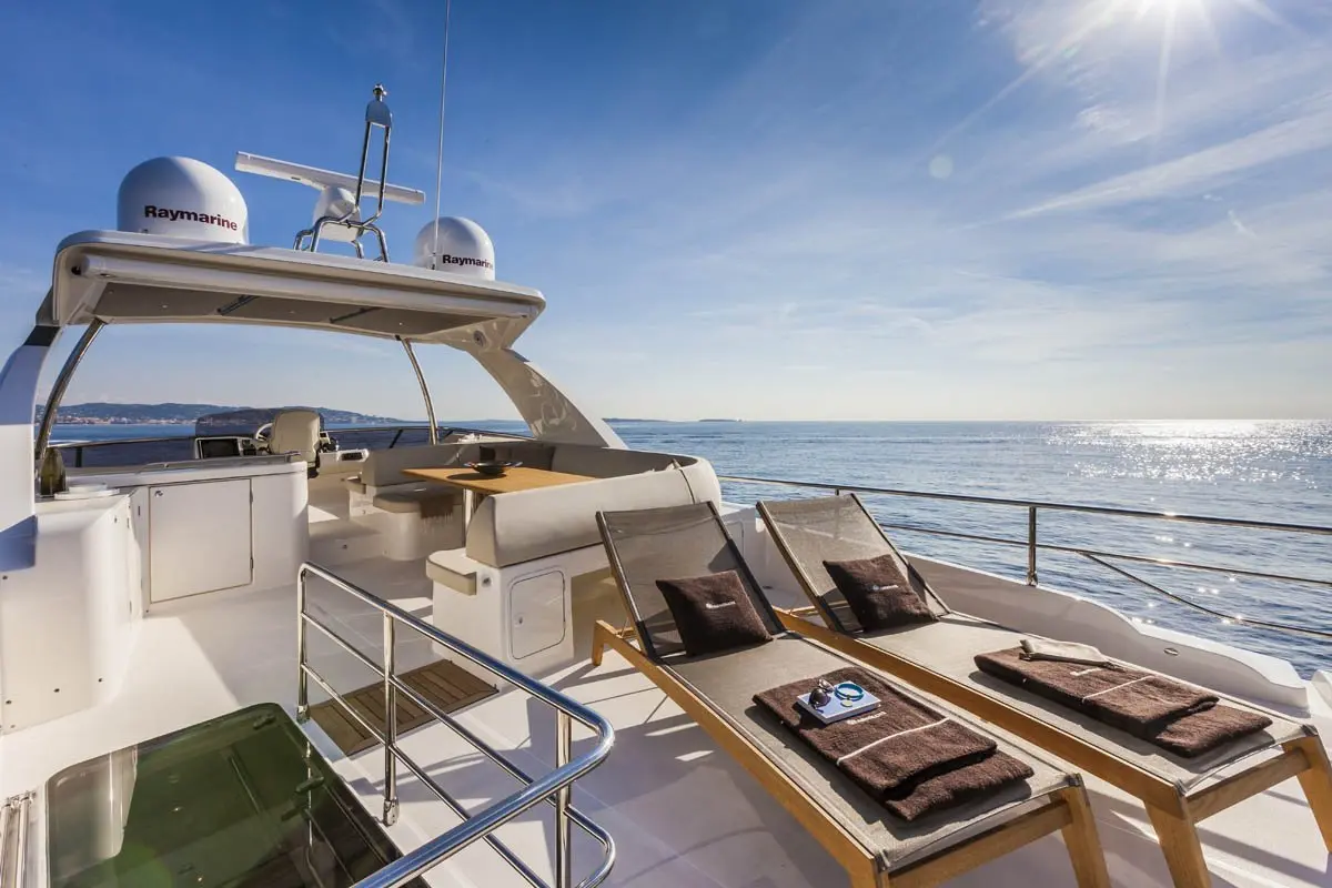 Navetta 58, flybridge — Luxury Yachts St. Tropez, Saint-Tropez. Casco trawler estable para un atardecer sin prisas