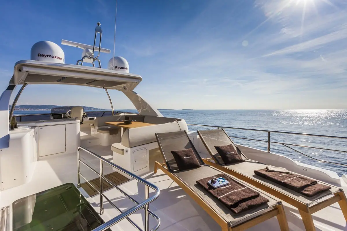 Navetta 58, flybridge — Luxury Yachts St. Tropez, Saint-Tropez. Casco trawler estable para un atardecer sin prisas