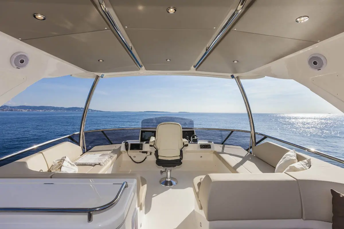 Navetta 58, exterior — Luxury Yachts St. Tropez, Saint-Tropez. Casco trawler estable para un atardecer sin prisas
