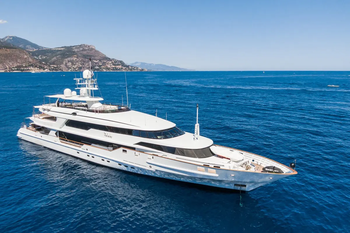 The Wellesley — Luxury Yachts St. Tropez, Saint-Tropez. 56 mètres pour un mouillage prolongé dans le Golfe