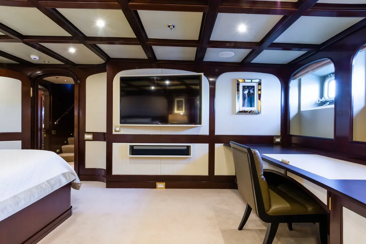 The Wellesley, pont principal — Luxury Yachts St. Tropez, Saint-Tropez. 56 mètres pour un mouillage prolongé dans le Golfe