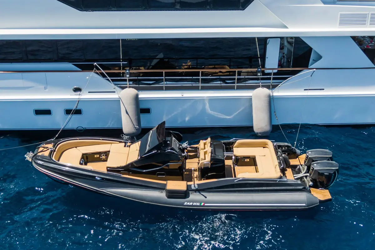 The Wellesley, pont arrière — Luxury Yachts St. Tropez, Saint-Tropez. 56 mètres pour un mouillage prolongé dans le Golfe