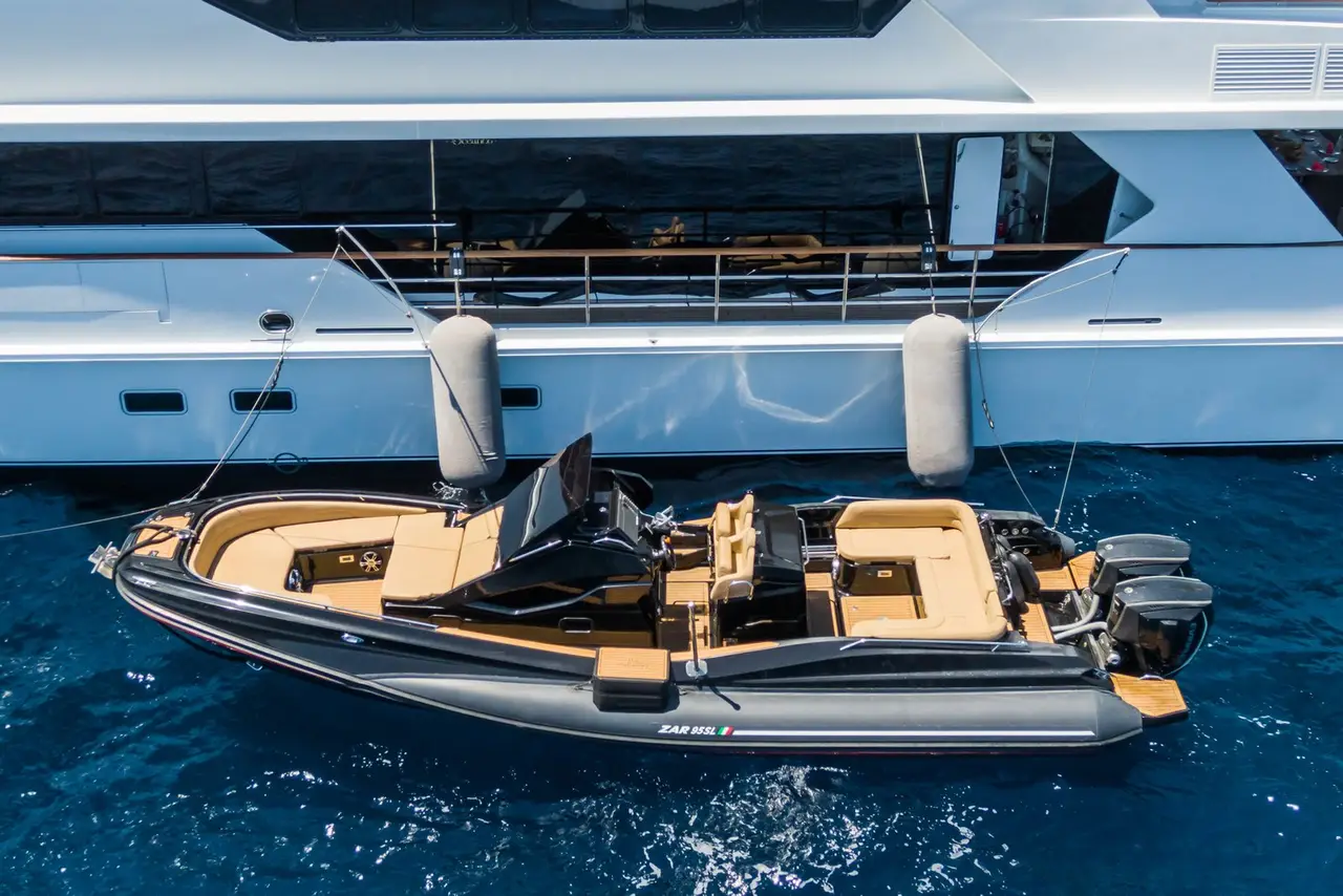 The Wellesley, pont arrière — Luxury Yachts St. Tropez, Saint-Tropez. 56 mètres pour un mouillage prolongé dans le Golfe
