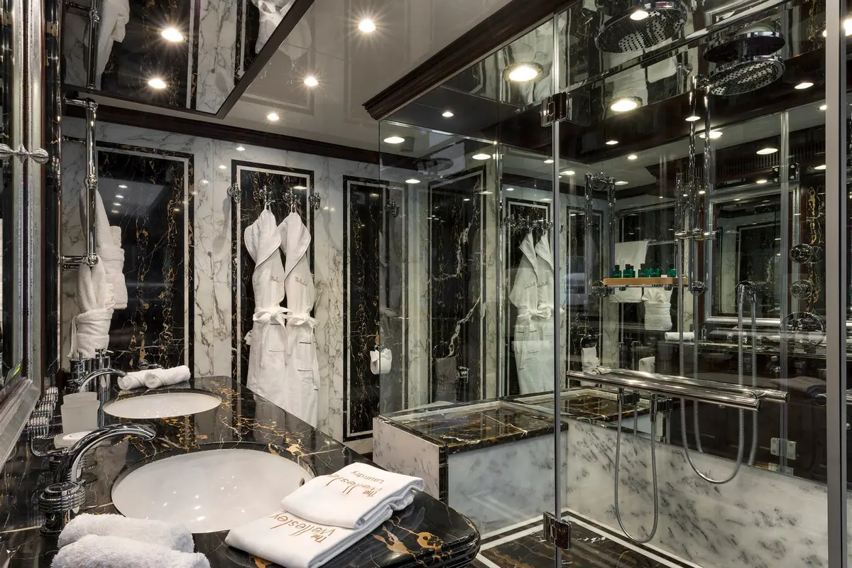 The Wellesley, salon — Luxury Yachts St. Tropez, Saint-Tropez. 56 mètres pour un mouillage prolongé dans le Golfe