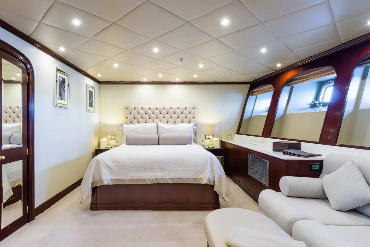 The Wellesley, cabine principale — Luxury Yachts St. Tropez, Saint-Tropez. 56 mètres pour un mouillage prolongé dans le Golfe