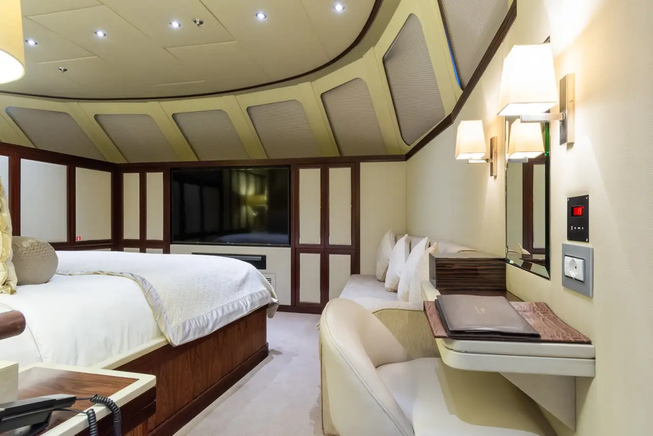 The Wellesley, flybridge — Luxury Yachts St. Tropez, Saint-Tropez. 56 mètres pour un mouillage prolongé dans le Golfe