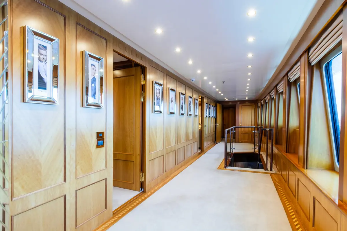 The Wellesley, extérieur — Luxury Yachts St. Tropez, Saint-Tropez. 56 mètres pour un mouillage prolongé dans le Golfe