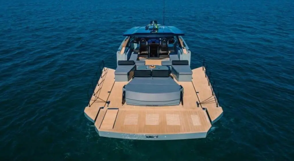Okean 55, pont principal — Luxury Yachts St. Tropez, Saint-Tropez. De Pampelonne à Cap Taillat, en douceur