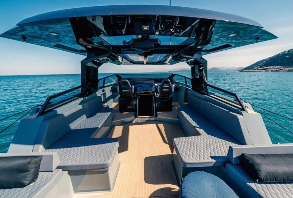 Okean 55, pont arrière — Luxury Yachts St. Tropez, Saint-Tropez. De Pampelonne à Cap Taillat, en douceur