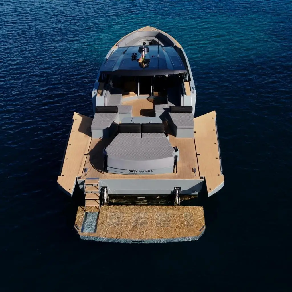 Okean 55, salon — Luxury Yachts St. Tropez, Saint-Tropez. De Pampelonne à Cap Taillat, en douceur
