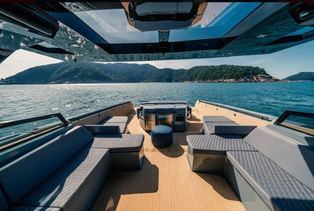 Okean 55, cabine principale — Luxury Yachts St. Tropez, Saint-Tropez. De Pampelonne à Cap Taillat, en douceur