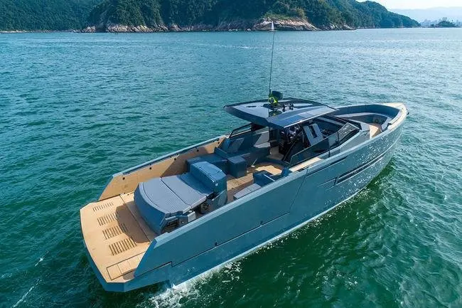 Okean 55, flybridge — Luxury Yachts St. Tropez, Saint-Tropez. De Pampelonne à Cap Taillat, en douceur