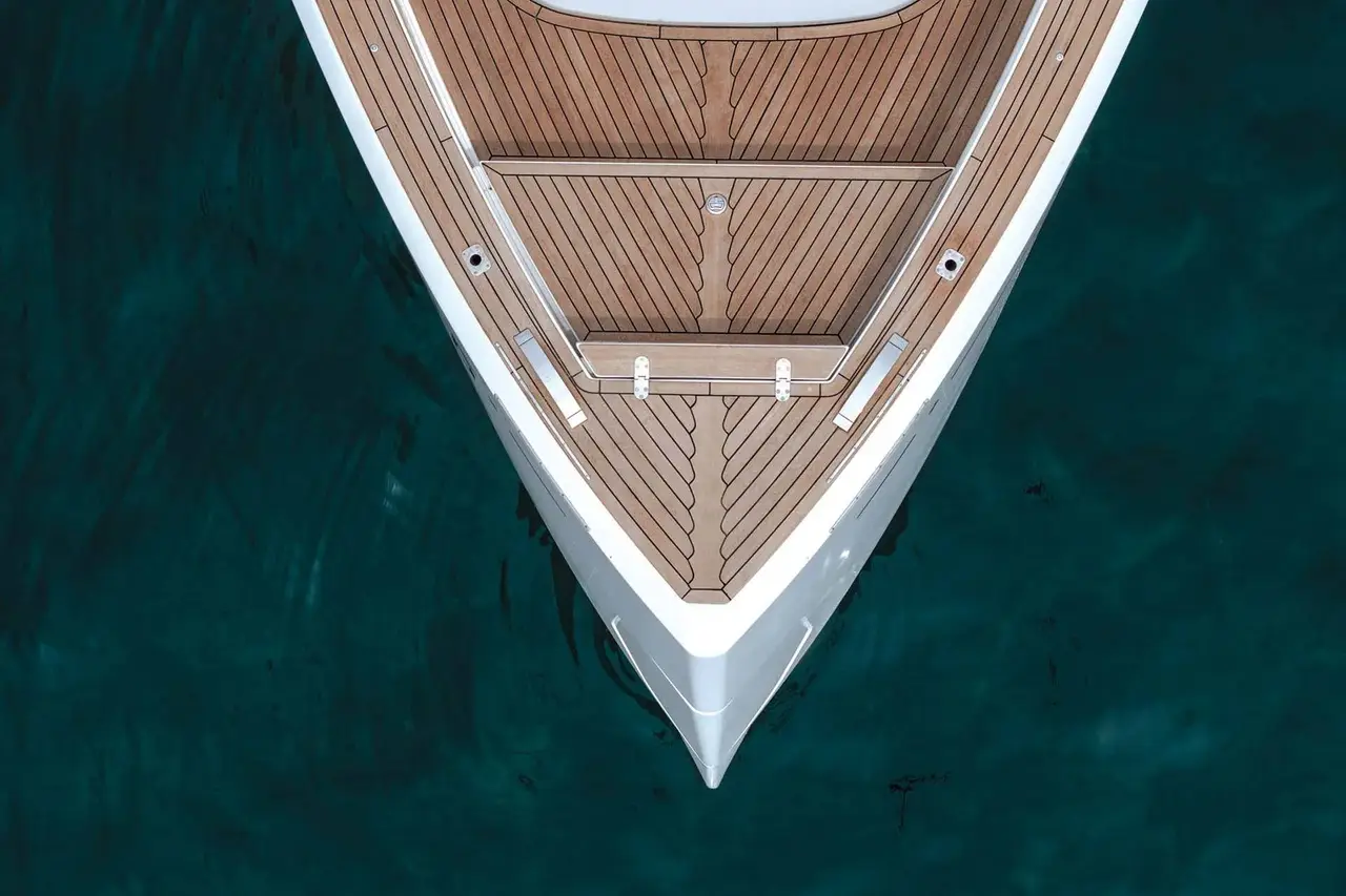 Pardo 43, extérieur — Luxury Yachts St. Tropez, Saint-Tropez. Sillage rapide vers Cap Taillat dès le matin