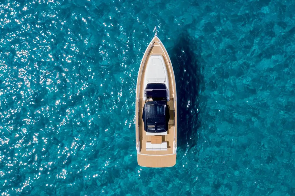 Pardo 43, pont principal — Luxury Yachts St. Tropez, Saint-Tropez. Sillage rapide vers Cap Taillat dès le matin