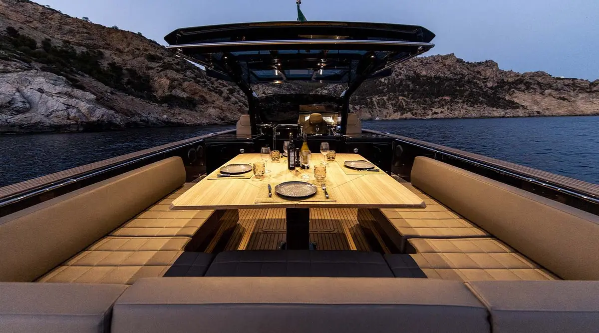 Pardo 50, extérieur — Luxury Yachts St. Tropez, Saint-Tropez. Filer vers Cap Taillat entre deux baignades